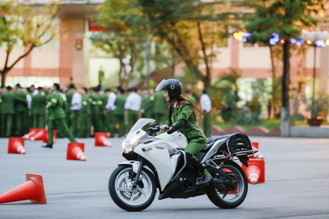Nữ sinh cảnh sát trổ tài lái môtô phân khối lớn - 8 Nữ sinh cảnh sát trổ tài lái môtô phân khối lớn - 8