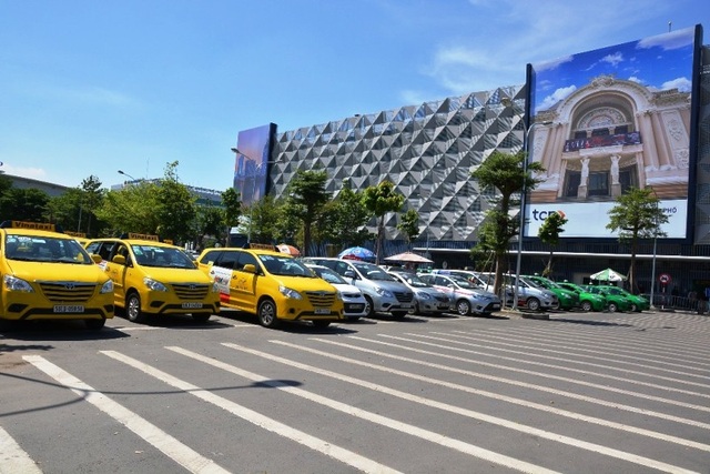 "Choáng" với việc tăng giá giữ xe ô tô lên gấp 5 lần - 2 Hiện nay, TPHCM đang thiếu trầm trọng những bãi giữ xe hiện đại do các doanh nghiệp không mặn mà đầu tư vì giá giữ xe quá “bèo