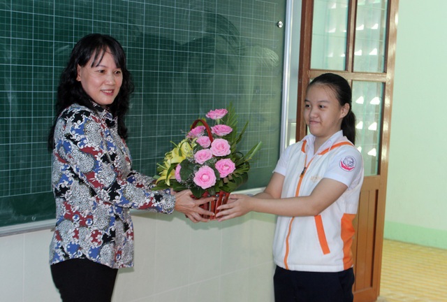 Ngày 20/11 của các giáo viên mang niềm tin cho trẻ khuyết tật - 1 Lớp khiếm thính tặng hoa cho cô Cúc nhân ngày 20/11