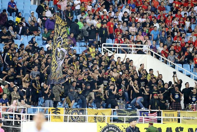 Sao trẻ Malaysia gặp rắc rối vì giơ “ngón tay thối” về phía CĐV nhà - 1
CĐV Malaysia phẫn nộ với các cầu thủ sau thất bại trước Việt Nam