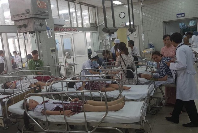 Sập giàn giáo trong buổi lễ 20/11, nhiều học sinh vào viện cấp cứu - 3 3 học sinh bị thương đang được theo dõi tại bệnh viện Chợ Rẫy