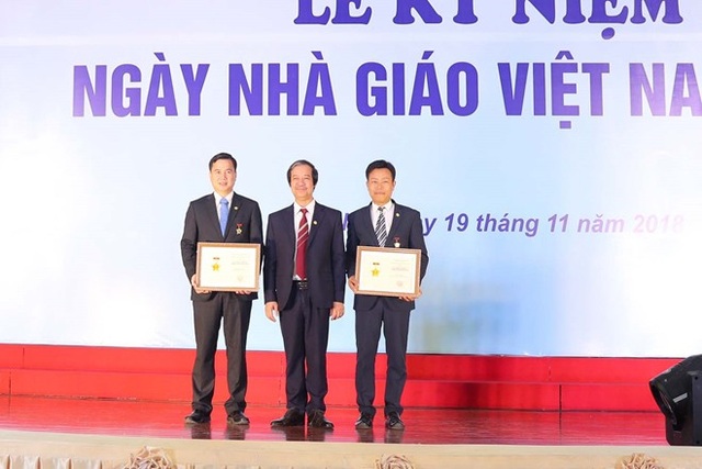 Nhiều tập thể, nhà khoa học ĐH Quốc gia Hà Nội nhận danh hiệu cao quý - 2
Giám đốc ĐHQGHN trao tặng Kỉ niệm chương cho 2 Thứ trưởng Bộ Lao động, Thương binh & Xã hội Lê Quân và Thứ trưởng Bộ Khoa học và Công nghệ Bùi Thế Duy.