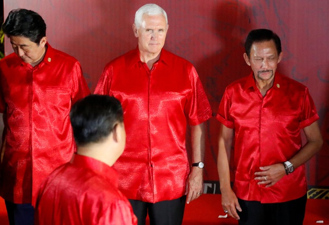 Phái đoàn Trung Quốc bỏ ra ngoài khi Phó Tổng thống Mỹ phát biểu tại APEC - 4
Phó Tổng thống Mỹ (giữa) nhìn Chủ tịch Trung Quốc trong khoảnh khắc chụp ảnh lưu niệm chung. (Ảnh: Reuters)