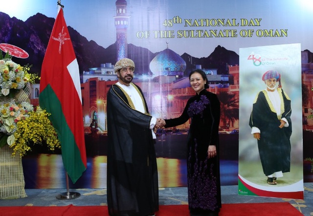 Việt Nam - Oman đẩy mạnh quan hệ song phương - 1
Đại sứ Oman và Thứ trưởng Bộ Ngoại giao Việt Nam Nguyễn Phương Nga tại lễ kỷ niệm vào tối ngày 19/11. (Ảnh: ĐSQ Oman tại Việt Nam)