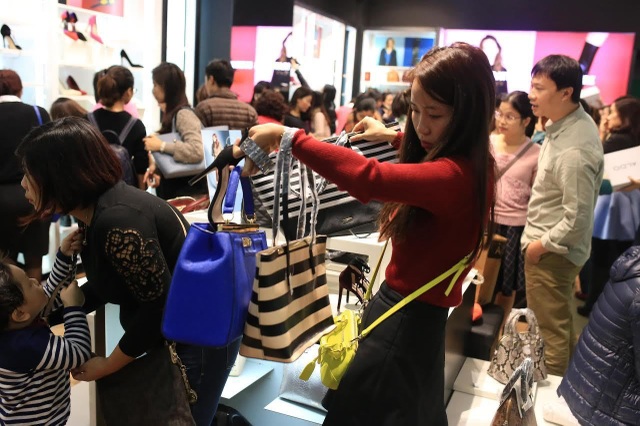 Sự thật Black Friday: Giảm giá sập sàn, vét túi khách hàng ăn lãi ngàn tỷ - 1
Các các dịp Black Friday, người dân thường đổ xô đi mua những món đồ giảm giá
