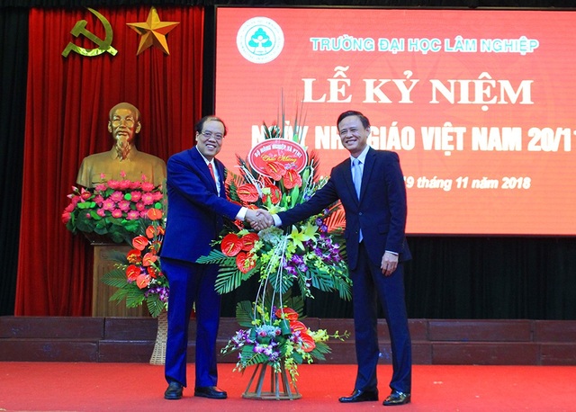 Trường ĐH Lâm Nghiệp: Nhiều tập thể, cá nhân nhận danh hiệu cao quý - 1 Lãnh đạo Bộ NN&PTNT tặng hoa chúc mừng Nhà trường