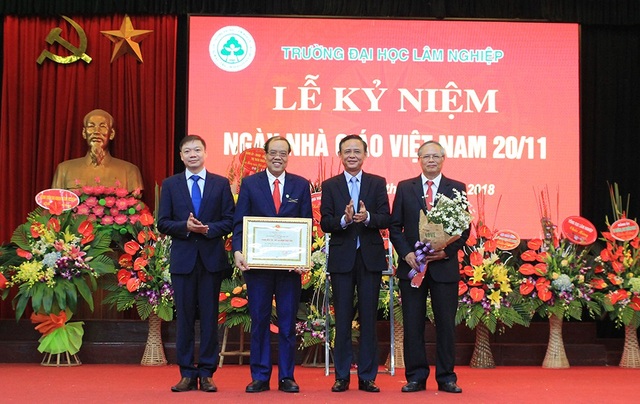 Trường ĐH Lâm Nghiệp: Nhiều tập thể, cá nhân nhận danh hiệu cao quý - 2 Trao tặng danh hiệu Tập thể lao động xuất sắc cấp Bộ cho Trường Đại học Lâm nghiệp