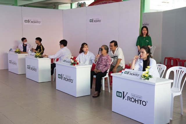 Nhãn hàng New V.Rohto còn hợp tác tổ chức chương trình khám mắt cộng đồng 2018