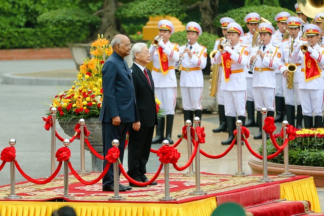 Tổng Bí thư, Chủ tịch nước Nguyễn Phú Trọng đón Tổng thống Ấn Độ - 2 Tổng Bí thư, Chủ tịch nước Nguyễn Phú Trọng và Tổng thống Ấn Độ tại lễ đón chính thức, sáng 20/11