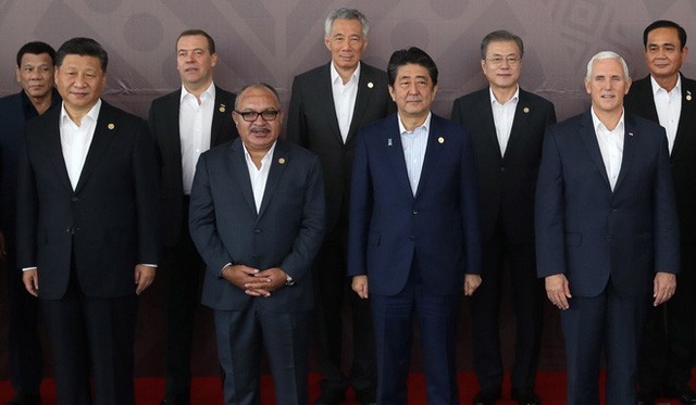 Quan chức Mỹ nói phái đoàn Trung Quốc gây sức ép tại hội nghị APEC - 3
Phó Tổng thống Mỹ Mike Pence (ngoài cùng bên phải) và Chủ tịch Trung Quốc Tập Cận Bình (ngoài cùng bên trái) chụp ảnh lưu niệm chung cùng các lãnh đạo APEC. (Ảnh: Reuters)