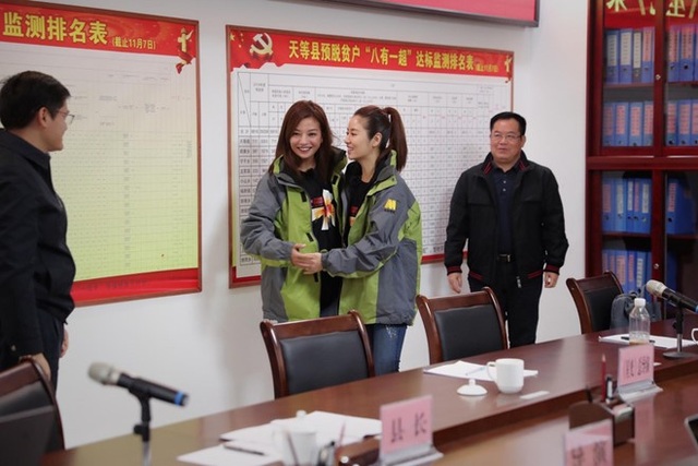 Lâm Tâm Như gây bão mạng khi đăng ảnh chụp cùng Triệu Vy - 4
Cách đây 2 năm, Triệu Vy từng tới tham dự đám cưới tại Bali, Indonesia của Lâm Tâm Như - Hoắc Kiến Hoa. Sau đó, én nhỏ còn lặn lội sang Đài Loan để thăm Lâm Tâm Như khi cô sinh con gái đầu lòng. Tình bạn 20 năm của Triệu Vy, Lâm Tâm Như, Phạm Băng Băng và Tô Hữu Bằng luôn được bộ tứ này tự hào dù xung quanh đó có vô số những đồn thổi.