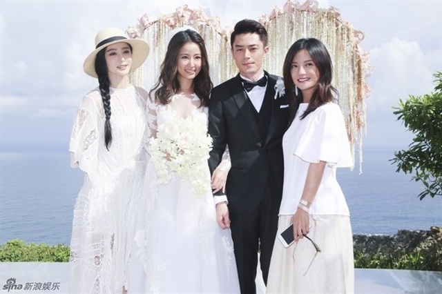 
Phạm Băng Băng, Triệu Vy tới dự đám cưới của Lâm Tâm Như và Hoắc Kiến Hoa vào năm 2016. Đám cưới của cặp đôi chỉ có sự tham gia của những người bạn thân nhất trong làng giải trí.

