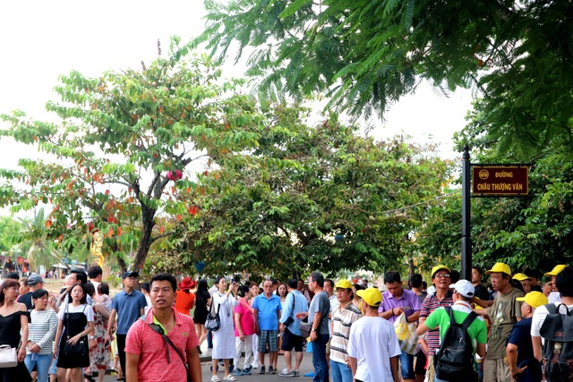 Xây dựng “Hội An - nhân tình thuần hậu”: Giữ nét riêng cho Hội An - 1 Du khách đến Hội An rất đông gây áp lực lên di sản, gây nhiều xáo trộn trong đời sống người dân cũng như trong cách tiếp đón du khách