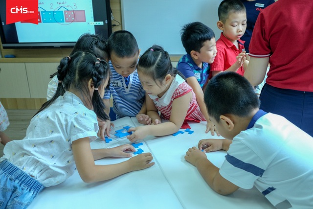 Cách mạng CN 4.0: Đừng chờ đợi kiến thức “rót” vào đầu một cách thụ động - 1
Những bậc làm cha làm mẹ phải có định hướng rõ ràng hơn cho con trẻ