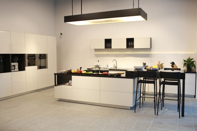 Trải nghiệm không gian nội thất sang trọng tại showroom REHAU ở Hà Nội - 4 Không gian bếp tại showroom REHAU với thiết kế sang trọng, độc đáo cùng vật liệu tiêu chuẩn Đức, mang đến trải nghiệm chân thật về căn bếp lý tưởng.