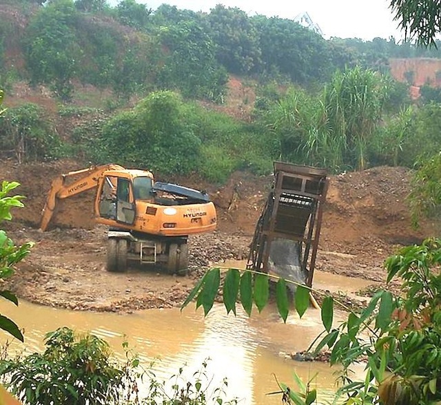 Bắc Giang: Tại sao cát tặc có thể mang máy xúc “moi ruột” lòng suối giữa ban ngày? - 2
Cát tặc dùng cả máy xúc moi ruột lòng suối mà vẫn qua mắt được chính quyền địa phương?