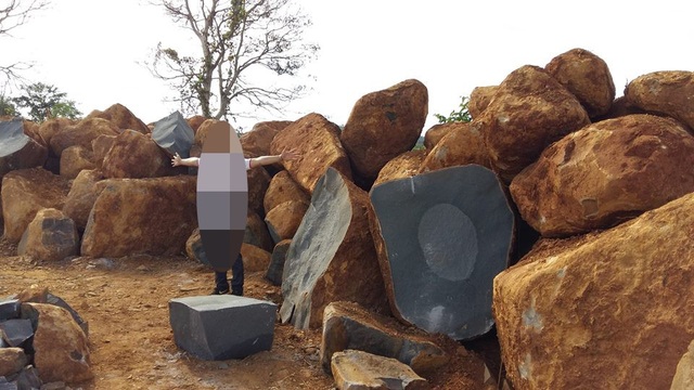 “Đá tặc” mở “công trường” trên đất của trưởng thôn tại Gia Lai! - 2 Trên điểm khai thác có rất hàng chục viên đá lớn, một số đã được chẻ và đưa đi tiêu thụ...bất chấp lệnh cấm của xã