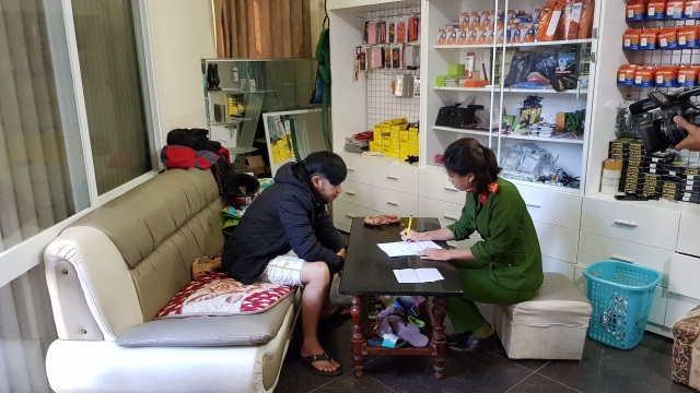 Ngang nhiên trữ cả kho “hàng nóng” trong nhà rồi rao bán qua mạng - 1
Đối tượng Nguyễn Chí Thanh làm việc với cơ quan công an
