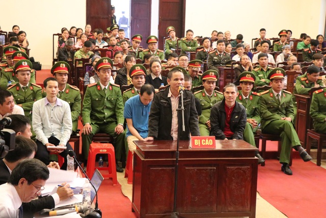Phản đối xây dựng bãi rác, 6 đối tượng giữ trái phép công an - 1
Các bị cáo tại phiên xét xử