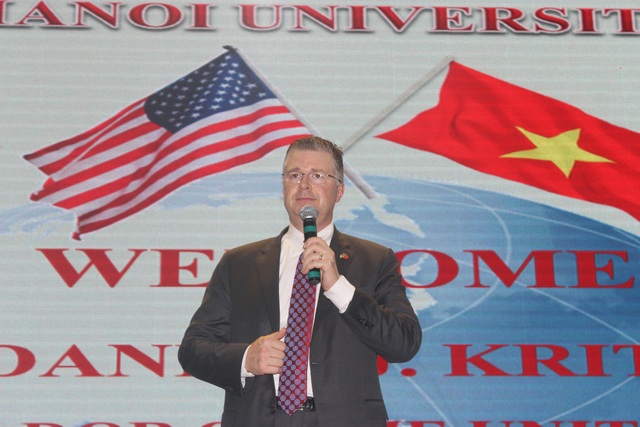 Đại sứ Mỹ nêu những ưu tiên trong quan hệ đối tác với Việt Nam - 2
Đại sứ Daniel J. Kritenbrink nhấn mạnh tầm quan trọng của hợp tác Việt - Mỹ (Ảnh: Thành Đạt)