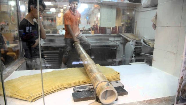 Món mì cổ truyền độc lạ của Trung Quốc được làm bằng…ống tre dài 2 mét! - 2 Món mì cổ truyền độc lạ của Trung Quốc được làm bằng…ống tre dài 2 mét! - 2