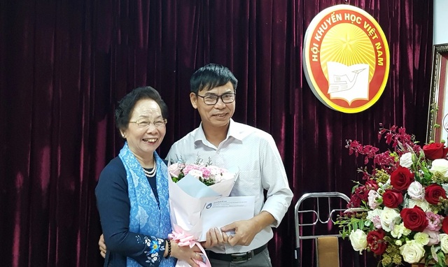 TƯ Hội Khuyến học gặp gỡ 6 tác giả đọat Giải thưởng Khuyến tài - Nhân tài đất Việt 2018 - 2 GS.TS Nguyễn Thị Doan, Chủ tịch Hội Khuyến học Việt Nam trao thưởng cho các tác giả đạt giải năm nay.