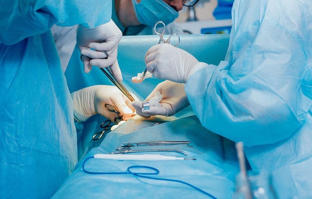 Phẫu thuật là một trong những phương pháp xử trí đối với u ác tính