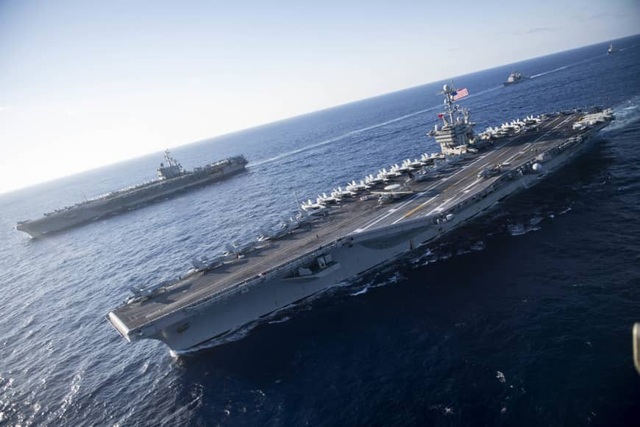 Trung Quốc bất ngờ “bật đèn xanh”, Mỹ đưa tàu sân bay cập cảng Hong Kong - 1
Tàu sân bay USS Ronald Reagan và USS John C Stennis tập trận trên biển Philippines. (Ảnh: US Navy)