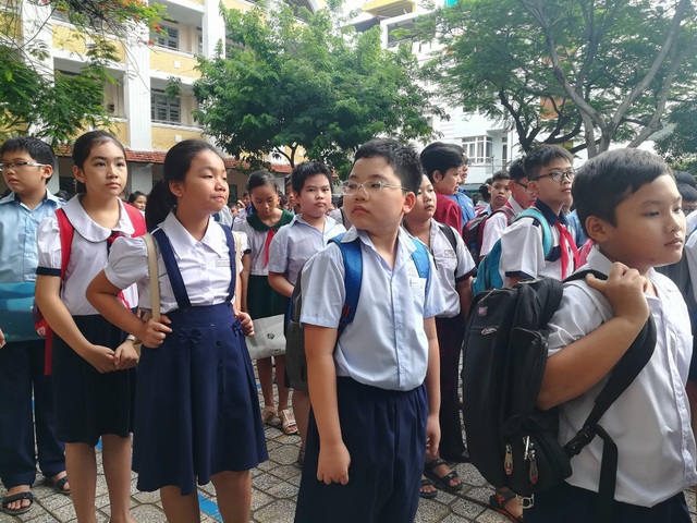 Báo động tình trạng học sinh trầm cảm, tự tử - 1 Sự căng thẳng thể hiện trên nét mặt học sinh trước khi vào phòng thi của trường Trần Đại Nghĩa, TPHCM