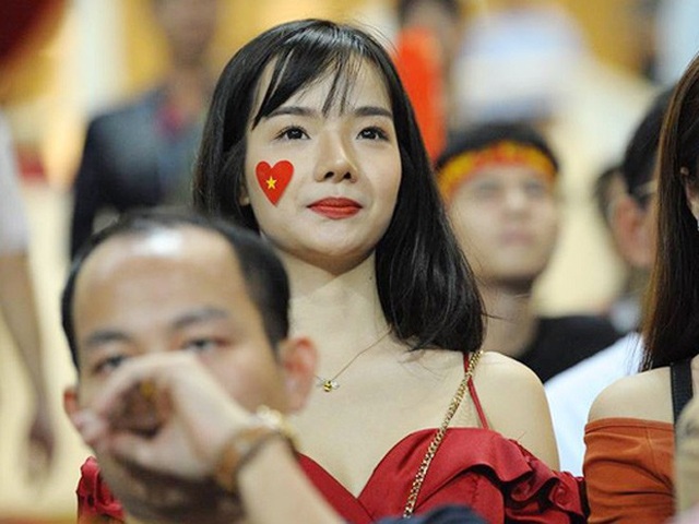 Fan girl nổi tiếng trên báo Hàn: “Thích nhất thủ môn Văn Lâm sau đêm qua” - 2
Tiếp tục gây chú ý trên hàng ghế khán giả của AFF Cup 2018