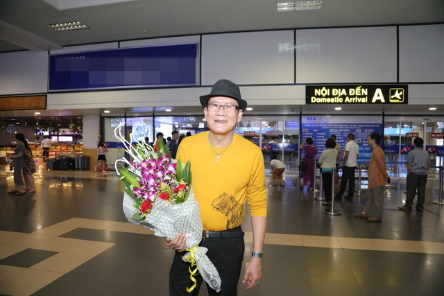 Cụ bà 90 tuổi nửa đêm vẫn ra sân bay đón Tuấn Vũ trở lại Hà Nội - 1 Cụ bà 90 tuổi nửa đêm vẫn ra sân bay đón Tuấn Vũ trở lại Hà Nội - 1