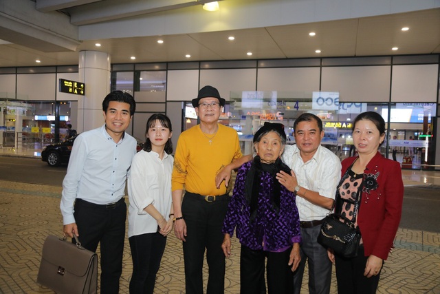 Cụ bà 90 tuổi nửa đêm vẫn ra sân bay đón Tuấn Vũ trở lại Hà Nội - 4 Cụ bà 90 tuổi cùng các thành viên trong gia đình ra tận sân bay đón danh ca Tuấn Vũ.