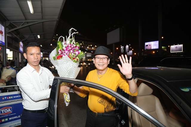 Cụ bà 90 tuổi nửa đêm vẫn ra sân bay đón Tuấn Vũ trở lại Hà Nội - 7 Cụ bà 90 tuổi nửa đêm vẫn ra sân bay đón Tuấn Vũ trở lại Hà Nội - 7