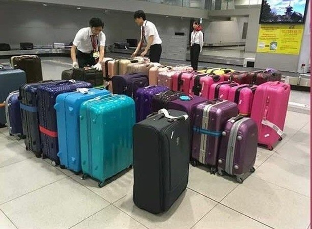 Xem cách người Nhật chu đáo đến mức nào khiến cả thế giới phải ngưỡng mộ - 7 Nhân viên ở sân bay Nhật Bản xếp cẩn thận từng chiếc vali theo màu sắc.