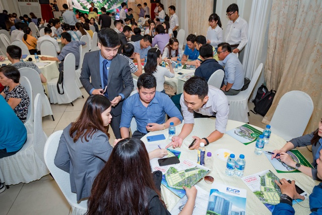 Thêm một dự án “gây sốt” thị trường bất động sản Long An - 2
Chương trình “Thương vụ đầu tư đất nền cùng Tấn Phát” thu hút đông đảo khách hàng tham dự