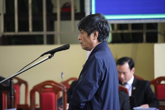 Xử đường dây đánh bạc: Cựu tướng công an khai "lộn xộn" do... vết thương trên đầu? - 2 Bị cáo Nguyễn Thanh Hóa tại tòa chiều 22/11.