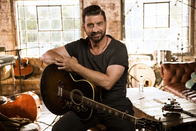 Bản tình ca “chân chất” của người đàn ông 56 tuổi đánh bại các danh ca - 3
Nick Knowles (56 tuổi)