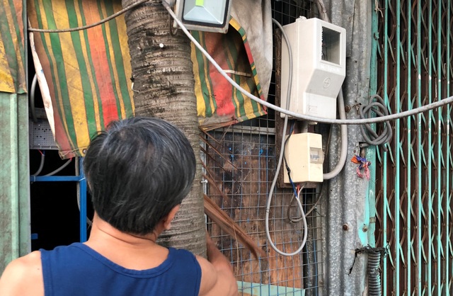 Khẩn trương điều tra vụ nổ nhiều phát súng, bắn người giữa khu dân cư - 2 Ông Châu kể lại vụ việc và chỉ nơi nhóm đối tượng ngắt cầu dao điện rồi hành động chém phá, nổ súng.