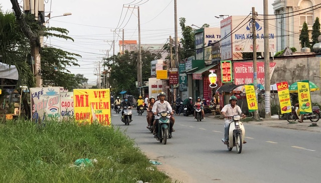 Khẩn trương điều tra vụ nổ nhiều phát súng, bắn người giữa khu dân cư - 1 Nhóm côn đồ hàng chục đối tượng dừng lại trước quán mì, hủ tiếu trên đường An Phú Tây gây ra vụ nổ súng kinh hoàng.