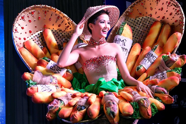 Hoa hậu Hhen Niê trong trang phục dân tộc chính thức - thiết kế Bánh mì