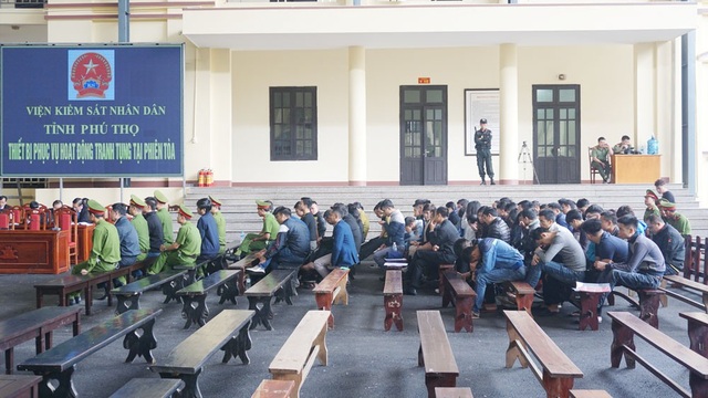 Xử vụ đánh bạc nghìn tỷ: Vì sao mức án đề nghị với Nguyễn Văn Dương cao nhất? - 2 Quang cảnh phiên tòa sáng nay (22/11).