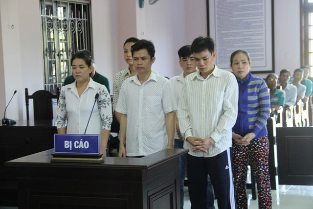 Con gái thuê người đốt xe làm chết cha ruột lãnh án - 1 Các bị cáo tại tòa. Ảnh: CTV