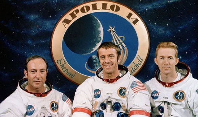 Phi hành gia Edgar Mitchell (ngoài cùng bên trái).