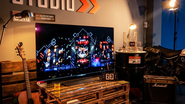 Vỹ Vlash chia sẻ kinh nghiệm chọn màn hình làm Visual Arts - 2 Vỹ Vlash thường kiểm tra sản phẩm trên TV trước khi gửi cho khách hàng