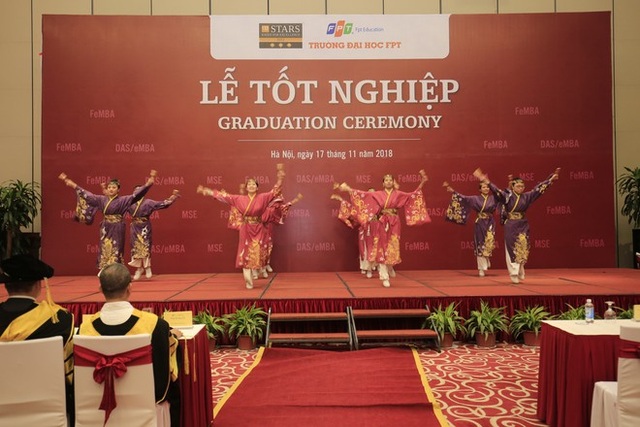 FSB - Đại học FPT gây ấn tượng với các học viên tốt nghiệp Thạc sĩ - 2
Cùng với đó là điệu múa Yosakoi của Nhật Bản cũng do các sinh viên tài năng đến từ ĐH FPT biểu diễn.