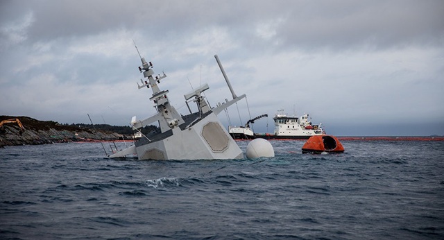 
Tàu hộ vệ tên lửa KNM Helge Ingstad của Na Uy bị chìm sau cú va chạm với tàu dầu. (Ảnh: Reuters)
