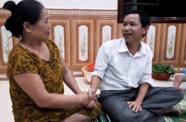 Thầy giáo trả lại 25 triệu đồng cho người đánh rơi - 1 Chị Vịnh đến nhà cảm ơn và đưa một ít tiền nhưng thầy Xuân kiên quyết từ chối.