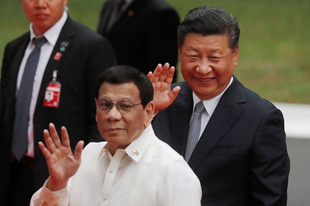 Trung Quốc tìm cách lôi kéo Philippines khỏi quỹ đạo của Mỹ? - 1
Tổng thống Philippines Rodrigo Duterte tiếp Chủ tịch Trung Quốc Tập Cận Bình trong chuyến thăm cấp nhà nước. (Ảnh: Reuters)
