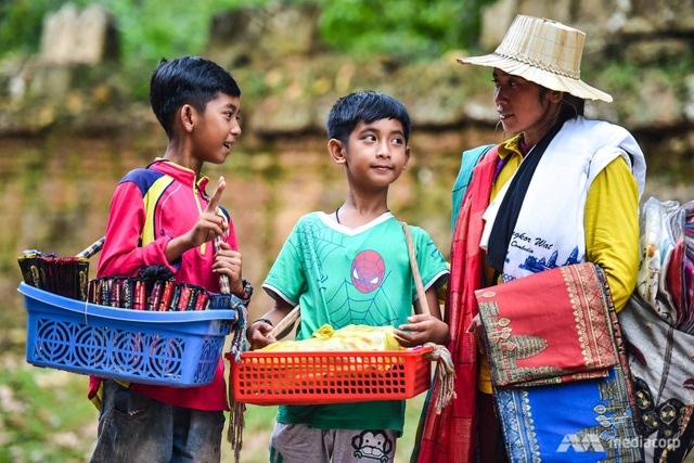 Tương lai rộng mở cho cậu bé bán hàng rong nói tốt 16 thứ tiếng - 2 Cậu bé bán hàng rong mỗi ngày với mẹ và em trai