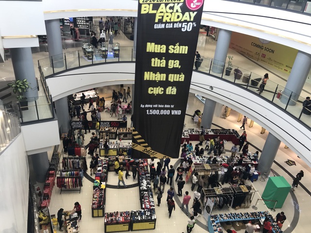 Black Friday: Xếp hàng 20 phút để thanh toán, ô tô không còn chỗ đậu - 1 Các trung tâm thương mại còn tặng quà với hoá đơn trên 1,5 triệu đồng để kích thích người dân mua sắm
